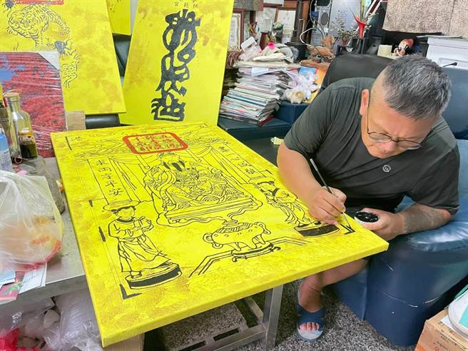 云林县台西乡画家丁仁桐，以云林县各宫庙的大小符为蓝图创作符咒画。（张朝欣摄）