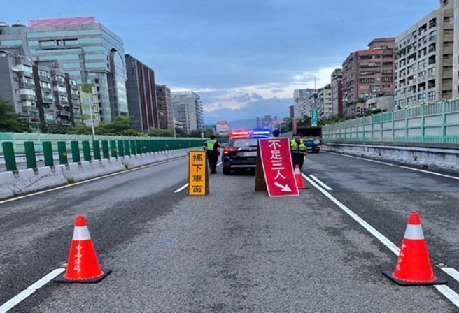 中山分局於112年10月7日自6至12時，將針對轄內國道1號圓山交流道包含民族東路與松江路匝道口、濱江街（大佳國小）高速公路南下匝道及建國高架(南往北建國高架、民權東路匝道出口前)實施高乘載管制。（圖／警方提供）