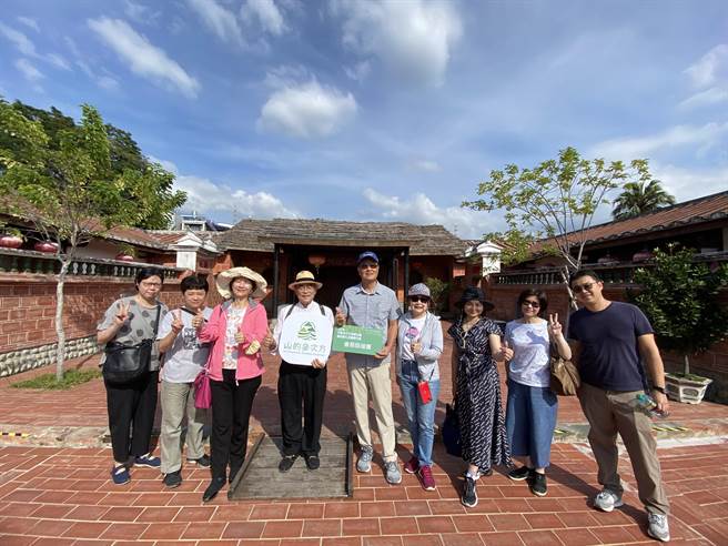 近年会展产业带来惊人观光经济效益，交通部观光署参山国家风景区管理处日前邀请会展产业代表参访辖区旅游路线，一行人走访雾峰林家。（参山处提供／潘虹恩台中传真）