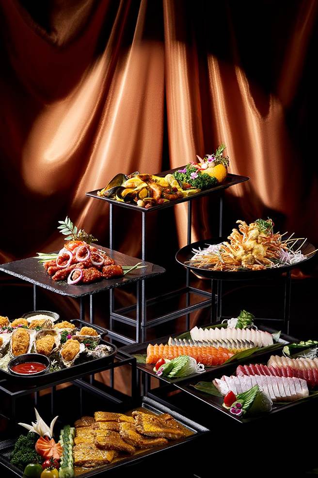 「异国美食博览会」主题新菜色，每位成人最低1180元起，加入万豪「旅享家」会员可享85折优惠。(台北国泰万怡酒店提供)