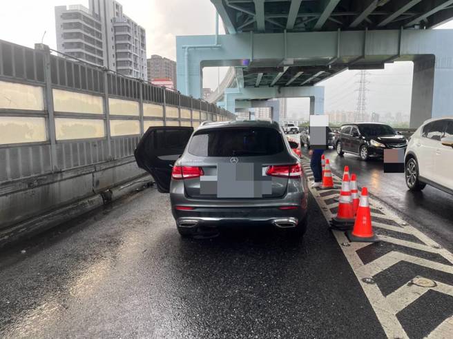 今（5）日上午7时30分许，台北市文山区水源快速道路南往北发生自小客自撞护栏事故。（图／警方提供）