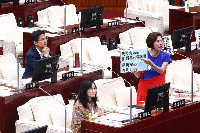 台北市长蒋万安5日出席台北市议会施政报告并备询，市议员汪志冰（右）指出，她自己今天穿着中华民国国旗装赴议会。她询问蒋万安，不去中央所举办的国庆活动是因为没时间，还是跟马前总统一样，不想为台独背书，不想参加蔡英文总统办的「台湾国」国庆日。（邓博仁摄）