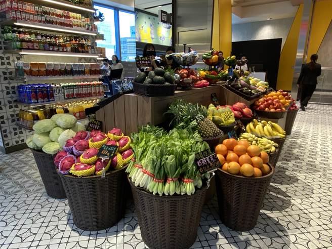 蔬果、油价大涨，主计总处公布，9月CPI扩大至2.93％，创近8个月新高，图为新光三越DIAMOND TOWERS超市。（洪凯音摄）