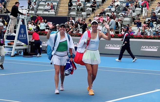 詹皓晴（右）和墨西哥歐兒摩絲聯手女雙，闖進北京女網賽4強。（劉雪貞提供）