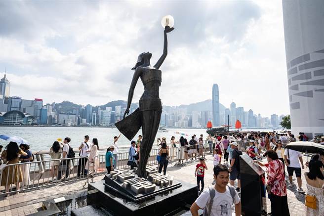 大陆中秋连十一黄金周假期即将进入尾声，但香港多家零售商表示，黄金周对零售市场的带动作用已不復见。图为香港尖沙嘴海滨星光大道。（中新社资料照片）