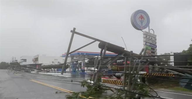 中颱小犬5日狂风肆虐恒春半岛，满州乡还刮起17级阵风导致电杆倒一排，不少学校校舍也传灾情。（民眾提供／谢佳潾屏东传真）