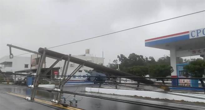 中颱小犬5日狂风肆虐恒春半岛，满州乡还刮起17级阵风导致电杆倒一排，不少学校校舍也传灾情。（民眾提供／谢佳潾屏东传真）