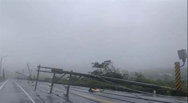 中颱小犬5日狂风肆虐恒春半岛，满州乡还刮起17级阵风导致电杆倒一排，不少学校校舍也传灾情。（民眾提供／谢佳潾屏东传真）