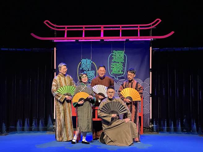 冯翊纲（左三）亲自率领团员时一修、韦以丞、御天十兵卫和巫明如等成员一同演出。（相声瓦舍提供）_