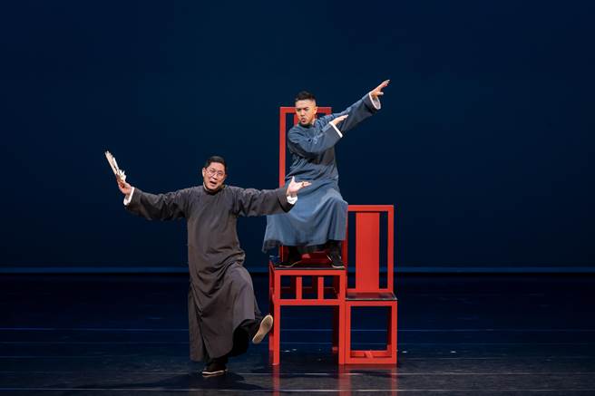 冯翊纲和团员演出桥段。（相声瓦舍提供）