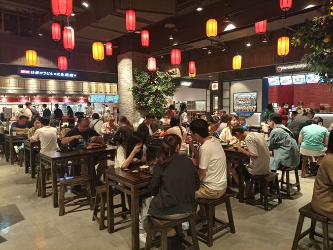 竹北大远百美食街在5日当天人潮爆满，用餐人数比假日还多，工作人员忙到盘子来不及收，也没有一丝空檔可休息。（邱立雅摄）