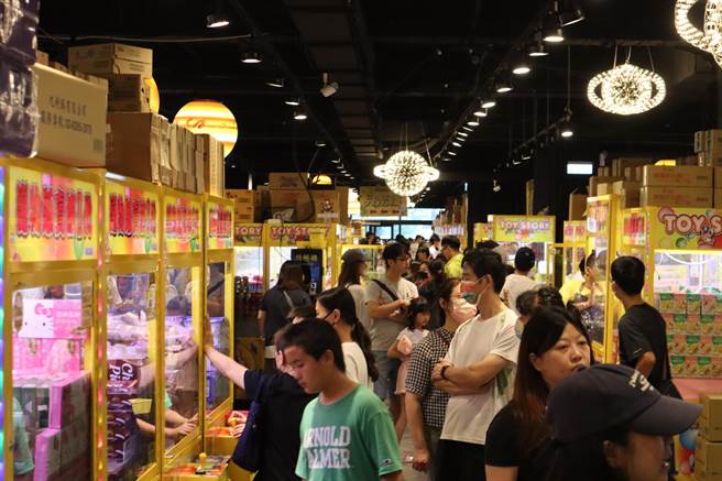 邻近竹北大远百的自助选物贩卖机店在5日颱风假当天，人潮络绎不绝。（邱立雅摄）