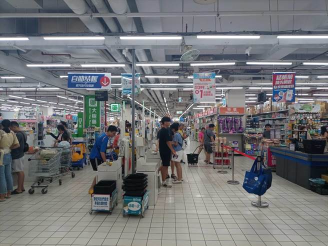 小犬颱风来袭让新竹县5日放了久违的颱风假，竹北家乐福人潮也如假日一般多，店员表示下午开始人潮开始涌入。（邱立雅摄）