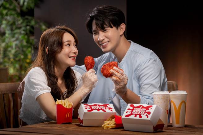 麥當勞「大紅袍香麻炸鷄腿」訴求椒麻香氣濃郁，只販售至24日。（麥當勞提供／朱世凱台北傳真）