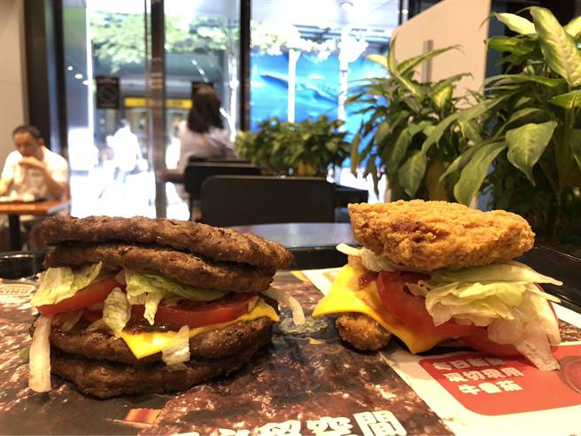 漢堡王推出以肉品包夾餡料的限定品項，包括「無麵包四層烤牛」、「無麵包雙層辣腿排」，單點159元起、套餐204元起。（漢堡王提供／朱世凱台北傳真）