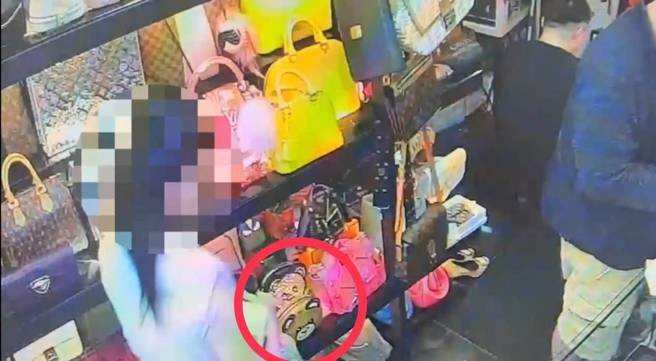 犯嫌窃取后担心遭店家发现，挪移旁边小熊包至原背包位置。（翻摄画面）