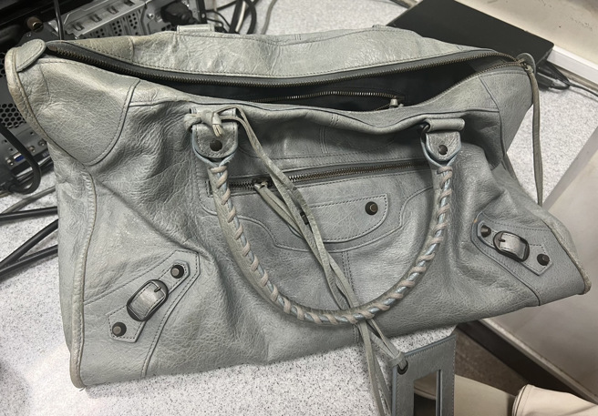 47岁祈姓女子偷走巴黎世家手提机车包，价值约2万元。（图／警方提供）