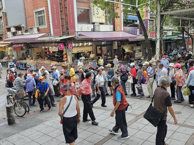 艋舺公园长年存在街友问题，居民苦不堪言。（游定刚拍摄）