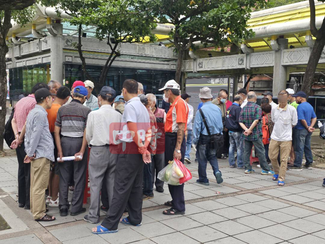 万华街友人口复杂。当地治安堪忧。（游定刚拍摄）