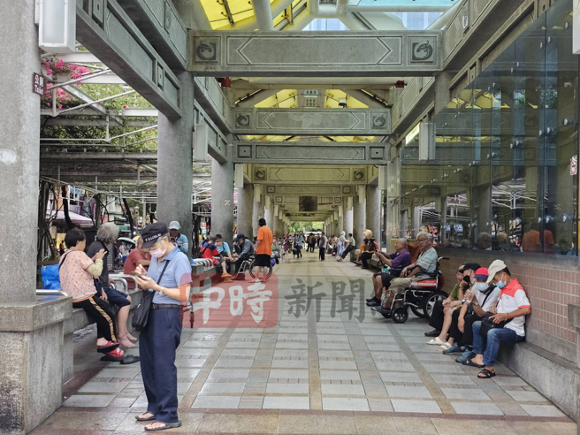 街友长期占据艋舺公园，居民不会靠近。（游定刚拍摄）