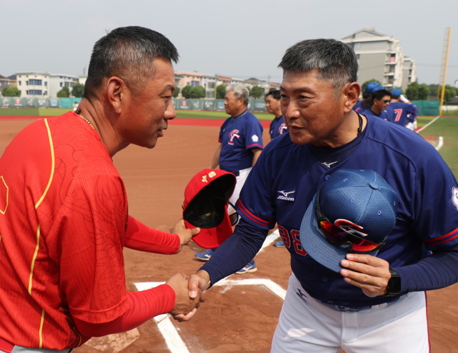 杭州亞運中華成棒隊總教練吳思賢（右）。（資料照，鄭任南攝）