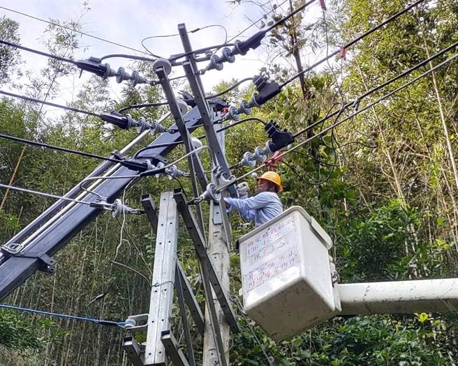 小犬颱风从4日起到5日傍晚，造成新竹县市超过1.4万户停电，受影响民眾除了少数市区之外，多数分布在沿海地区、尖石五峰山区。（台电新竹区营业处提供／邱立雅竹县传真）