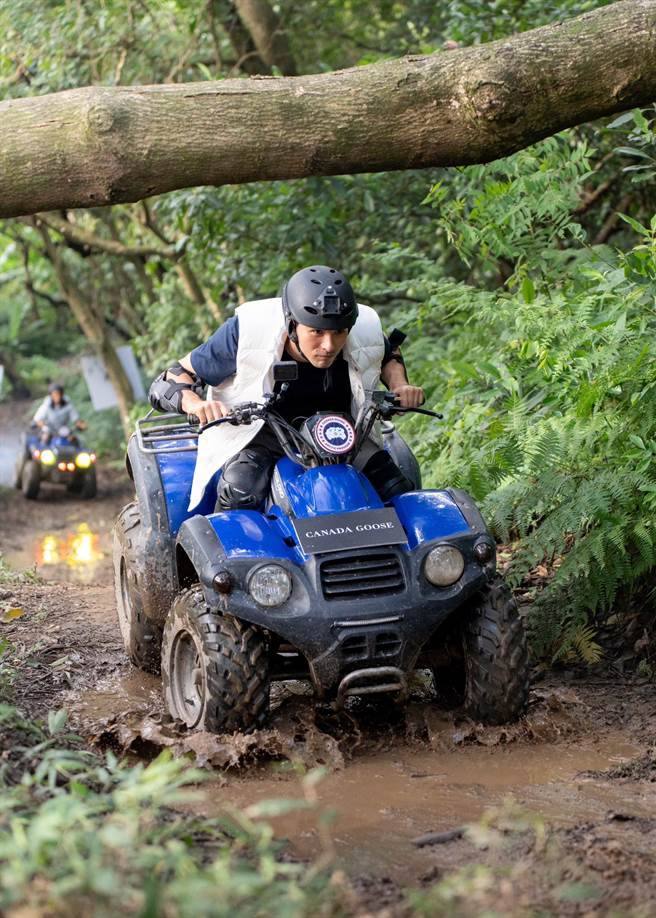 凤小岳身穿Canda Goose新装骑沙滩车。（吴松翰摄）