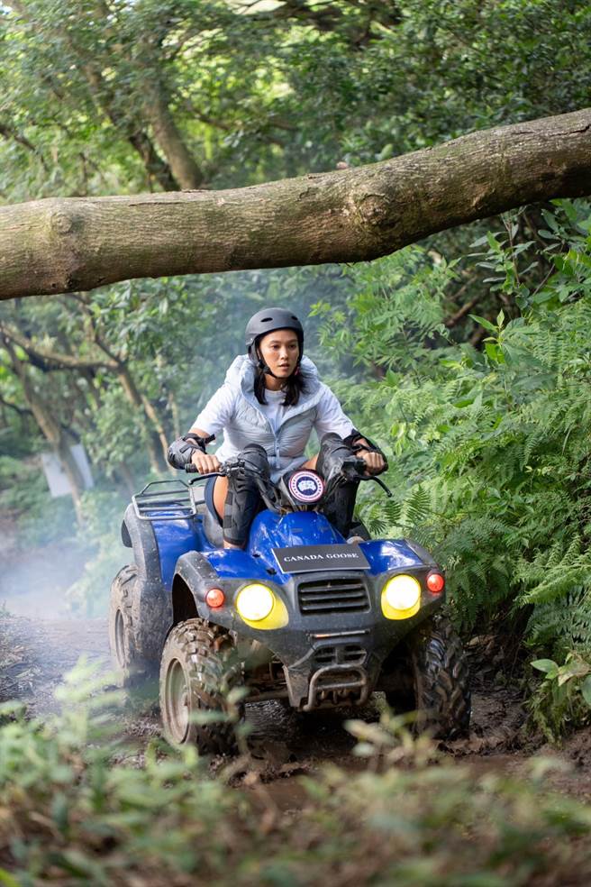 Jessie岳身穿Canda Goose新装骑沙滩车。（吴松翰摄）