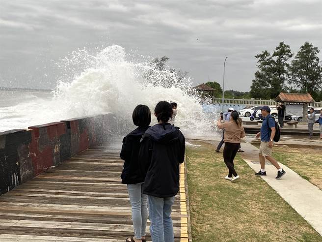 受小犬颱风外围环流影响，金门沿海已出现阵阵巨浪，不少民眾不顾危险前往观浪，险象环生。(于家麒摄)