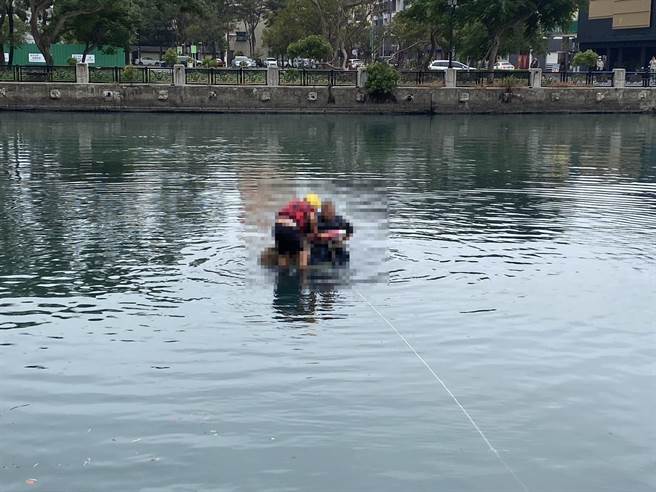 警消人員以救生圈將高男與狗順利救上岸。(讀者提供／曹婷婷台南傳真)