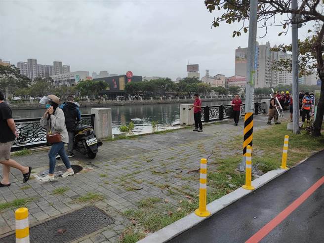 高男衝破安平運河的護欄，直接撞進運河。(讀者提供／曹婷婷台南傳真)