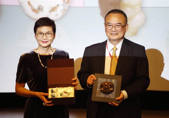 故宫院长萧宗煌 (右)与南美馆馆长林秋芳签约并互赠「斗彩大吉(鸡)壶组」与艺术家黄基兴「剑狮」作品。（国立故宫博物院提供／李怡芸台北传真）