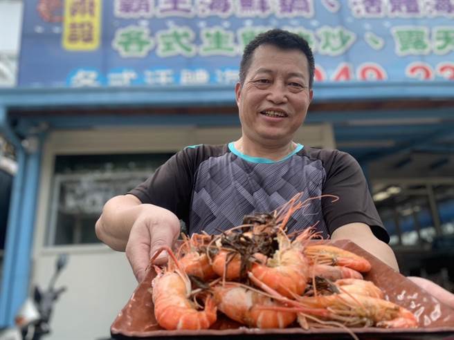 53歲保警簡嘉信放下槍桿拿鍋鏟，退休返回中興新村山城開活海鮮餐廳大受歡迎。（曾雪蒨攝）