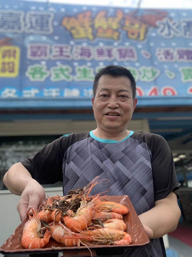紅茶鹽烤泰國蝦是簡嘉信迎接返鄉第一年茶博會特別設計的茶宴菜單之一。（曾雪蒨攝）