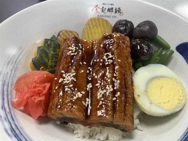 簡嘉信特別邀請屏東鰻魚商好友茶博會期間到該餐廳門口販售限量200元有找現烤鰻魚便當。（曾雪蒨攝）