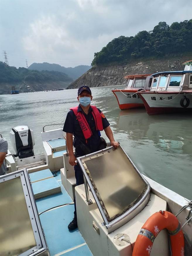 簡嘉信退休前是荷槍桿的桃園石門水庫保七總隊員警。（曾雪蒨攝）