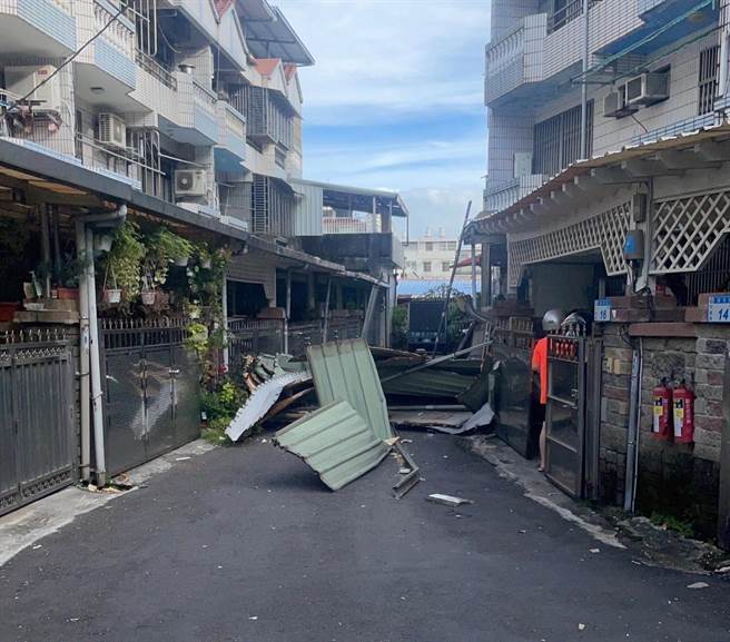 桃园平镇区龙安路31巷内，5日下午3时许，小犬颱风的强风吹走5户民宅顶楼铁皮。（翻摄照片／蔡明亘桃园传真）