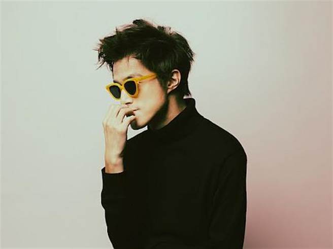 郑平推出首张台语创作专辑《简单一句话》。（吃淂开音乐提供）