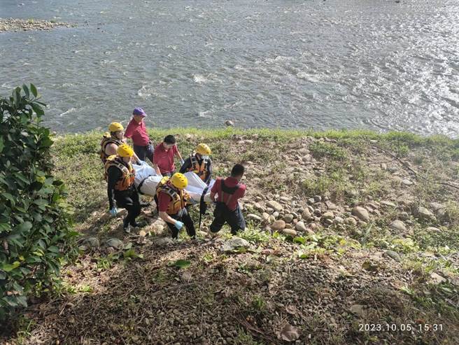 南崁地区今天下午有民眾在散步时发现南崁溪里有人，赶紧通报警消前往救援，消防人员获报到场搜救，最后在拦砂坝发现1具男性浮尸。（桃园市消防局提供／陈梦茹桃园传真）