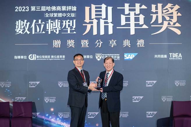 「數位轉型鼎革獎」頒獎，中國附醫榮獲3項大獎，由院長周德陽（右）代表領獎。（中國附醫提供／馮惠宜台中傳真）