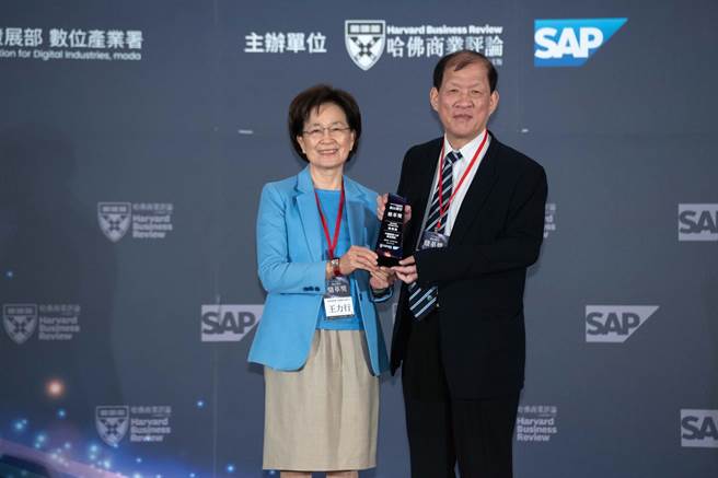 「數位轉型鼎革獎」頒獎，中國附醫榮獲「醫療服務創新組醫學中心首獎」，由院長周德陽（右）代表領獎。（中國附醫提供／馮惠宜台中傳真）