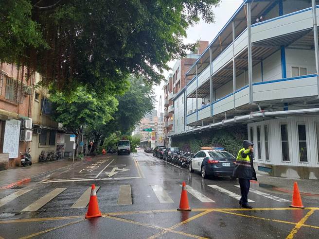 臉書「NPA署長室」提醒所有警察，「回報災情時，應注意周遭環境，注意安全。」（警方提供）