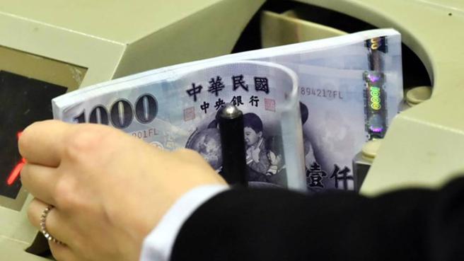 新台幣兌美元開盤即走升，早盤一舉收復32.2元價位，終場收在32.261元、升值6.4分。（本報資料照片）