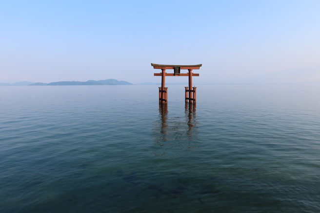 今天下午当地消防局接获游船公司人员通报得知，距离琵琶湖岸边约200公尺的湖面上有小型游船和轻艇翻覆。(图/shutterstock)