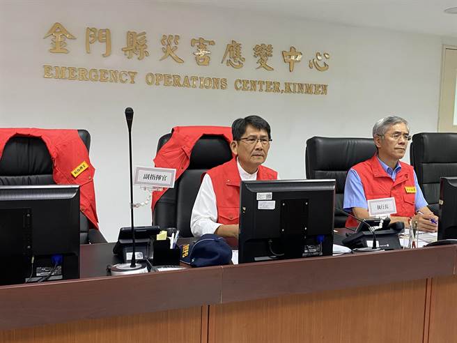 金门县灾害应变中心二级开设，秘书长谢世杰(左)主持工作会报，要求各单位加强防颱整备措施。（于家麒摄）