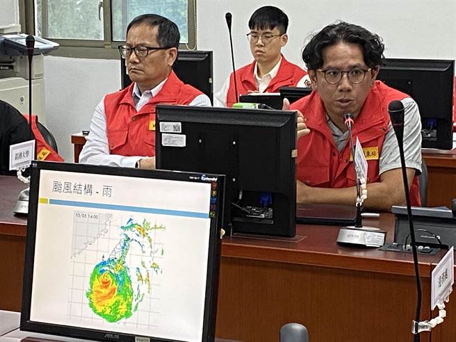 金门气象站人员(右)首先针对颱风情资进行预判分析，预估6日清晨仍将有8至9级阵风。（于家麒摄）