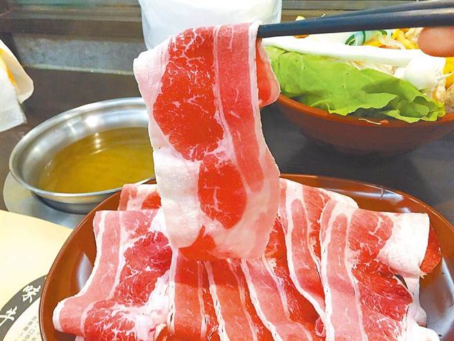 食藥署與桃園市衛生局近日查獲2家業者使用美國豬肉和加拿大豬肉混製火鍋肉片，但外包裝原料原產地並未標示美國，標示不實涉違反《食安法》。（示意圖／本報資料照）