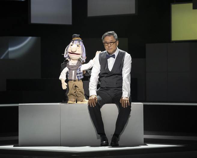 王偉忠帶著孫老毛一起演出舞台劇。（金星文創提供）