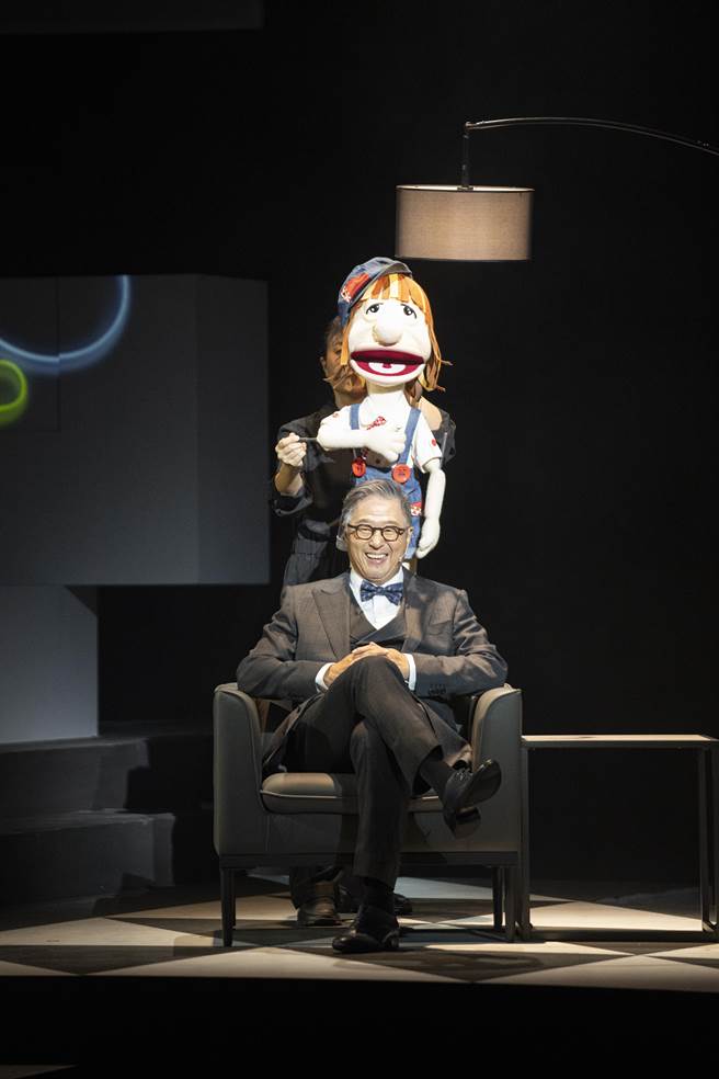 王偉忠帶著孫小毛一起演出舞台劇。（金星文創提供）