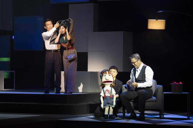 王偉忠與有著數十年情誼的于子育、郭子乾一起演出舞台劇《謝謝大家收看》。（金星文創提供）